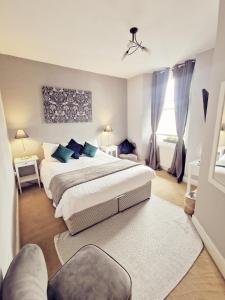 - une chambre avec 2 lits dotés d'oreillers bleus dans l'établissement The Elleray, à Windermere