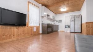 sala de estar amplia con TV de pantalla plana grande en Tinkerbell detached house, en Gyeongju