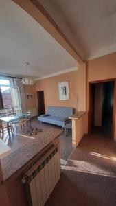 ヴァラッツェにあるVarazze Centroのベッド、テーブル、キッチンが備わる客室です。