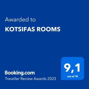 ein blaues Schild mit dem an Kotsas-Zimmer verliehenen Text in der Unterkunft KOTSIFAS ROOMS in Tiros