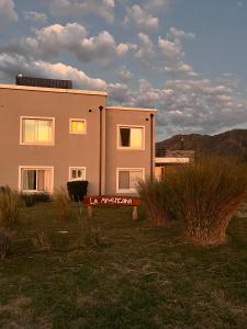 uma casa com um sinal em frente em La Americana, casa entre sierras em Luján