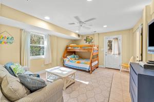Southern Shores的住宿－The Sandlot，带沙发和双层床的客厅