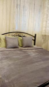 1 cama grande con 2 almohadas encima en "Home Sweet Home" 3rooms Big House 110m FREE INDOOR PARKING Car-Moto, en Tesalónica