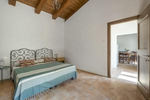 1 dormitorio con 1 cama y comedor en Piano del Mulino, en Orvieto