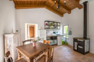 una cucina e una sala da pranzo con tavolo in legno di Piano del Mulino a Orvieto