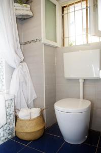 een badkamer met een toilet en een mand met handdoeken bij QuickHome La Ninfea in Viverone