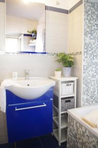 een badkamer met een blauwe kast en een wastafel bij QuickHome La Ninfea in Viverone