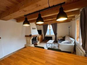 salon ze stołem i kanapą w obiekcie Appart Duplex Chalet plein Sud w mieście Feissons-sur-Salins