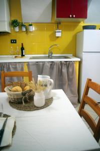 een keuken met een tafel met een kom eten erop bij QuickHome La Ninfea in Viverone
