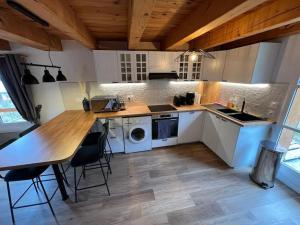 a kitchen with a table and chairs in it at Appart Duplex Chalet plein Sud in Feissons-sur-Salins