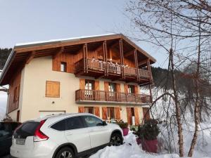biały samochód zaparkowany przed domem w obiekcie Appart Duplex Chalet plein Sud w mieście Feissons-sur-Salins