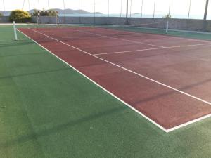 kort tenisowy z dwoma siatkami tenisowymi w obiekcie Maja Vita _ Maja w mieście Drage