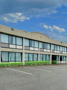 um edifício com muitas janelas num parque de estacionamento em Residence & Conference Centre - Sarnia em Sarnia