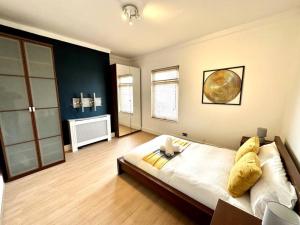 1 dormitorio con 1 cama grande en una habitación en Liverpool Getaway Home! en Liverpool