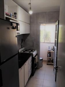 een keuken met een fornuis en een koelkast bij Beños in Buenos Aires