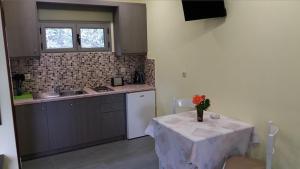 una cocina con una mesa con un jarrón de flores. en Agia Kiriaki Bungalows en Alikanas