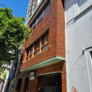 un edificio de ladrillo con ventanas laterales en Excelente departamento en el centro de la ciudad de la plata (zona universitaria) en La Plata