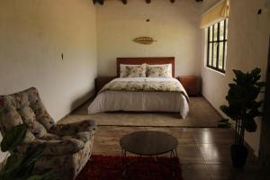 派帕的住宿－Villa Germana，一间卧室配有一张床、一张沙发和一张桌子