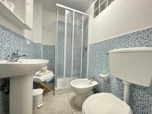 een badkamer met een toilet, een wastafel en een douche bij Appartamenti a Cà Mia in La Spezia