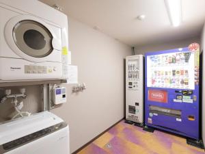 una sala médica con microondas y máquina en Apprising hotels GranJam Tsugaike - Vacation STAY 77378v, en Chikuni