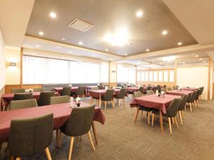 Apprising hotels GranJam Tsugaike - Vacation STAY 77381v في Chikuni: غرفة طعام مع طاولات وكراسي في غرفة