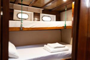 a small room with two bunk beds on a boat at Barco clásico en Barcelona in Sant Adria de Besos