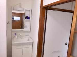La salle de bains est pourvue d'un lavabo et d'un miroir. dans l'établissement D-pdal Inn 1F - Vacation STAY 14134, à Tokyo