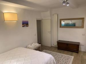 Schlafzimmer mit einem Bett, einem Tisch und einem Spiegel in der Unterkunft Bilocale nel cuore di Firenze in Florenz