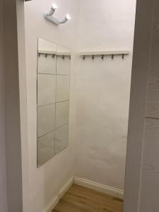 ein Bad mit einem Spiegel an einer weißen Wand in der Unterkunft Bilocale nel cuore di Firenze in Florenz