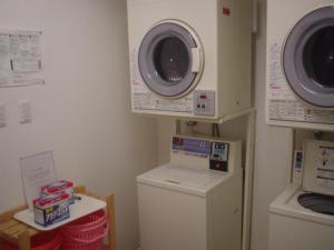 lavadero con lavadora y lavadora en Cosmo Inn - Vacation STAY 42006v, en Fukuroi