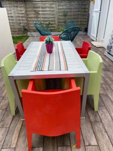 einen Tisch und Stühle mit Topfpflanze drauf in der Unterkunft Dinard-jolie maison au calme proche plage in Dinard
