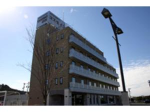 een hoog gebouw met een straatlicht ervoor bij Cosmo Inn - Vacation STAY 42013v in Fukuroi