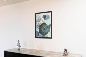 赫尔格达El Gouna Elite Worldwide Sea & Garden Residences - Hurghada, Egypt的挂在桌子旁边的墙上的画