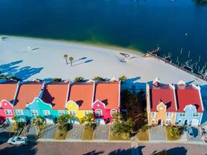 una vista aérea de un resort en una playa en Banana Bay Townhome #6075, en Perdido Key