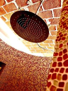 a traffic light on top of a brick wall at Dormi nella SPA privata con letto ad acqua, sauna, doccia emozionale e kneipp in Alessandria