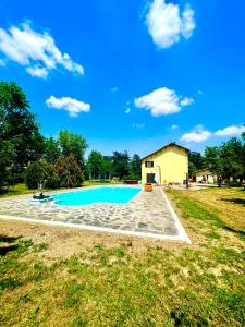 an empty swimming pool with a house in the background at Dormi nella SPA privata con letto ad acqua, sauna, doccia emozionale e kneipp in Alessandria