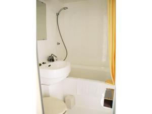 下田市にあるGarden Villa Shirahama - Vacation STAY 59290vのトイレと洗面台付きのバスルーム +25枚の写真