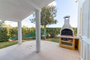een pizza-oven buiten op een patio met uitzicht bij B75 - Casa Delfim in Alfanzina Carvoeiro in Poço Partido