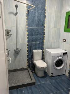 een badkamer met een toilet en een wasmachine bij Apartment in the City Center Neama Bay and free Wi-Fi in Sharm El Sheikh