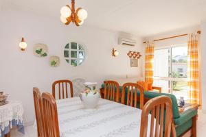 een eetkamer met een tafel en stoelen bij B75 - Casa Delfim in Alfanzina Carvoeiro in Poço Partido