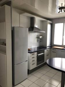 Kuchyňa alebo kuchynka v ubytovaní Bel appartement 60m2 vue mer La Baule Escoublac
