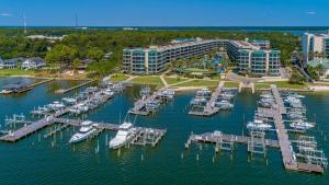 Una vista aérea de un puerto deportivo con barcos en el agua. en Phoenix on the Bay by Brett Robinson Vacations, en Orange Beach