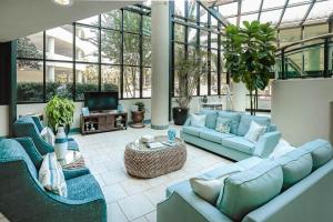 Una gran sala de estar con sofás azules y un televisor. en Phoenix on the Bay by Brett Robinson Vacations, en Orange Beach 23 fotos más