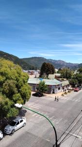 una calle con coches estacionados en un estacionamiento en Alto Atardecer en San Martín de los Andes
