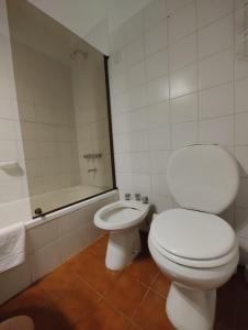 a bathroom with a toilet and a sink and a tub at Alto Atardecer in San Martín de los Andes
