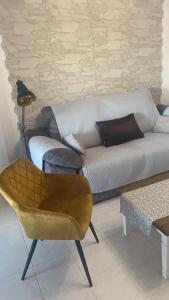 uma sala de estar com um sofá e uma cadeira em Apartamento Andalucía - vistas al mar, playa, puerto deportivo, garaje em Garrucha