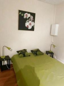 Posteľ alebo postele v izbe v ubytovaní Studio n•4 en plein cœur de la ville thermal