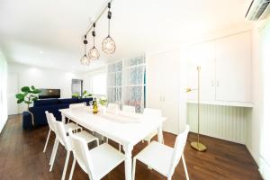 高島市的住宿－Takashima - House - Vacation STAY 14172，白色的用餐室配有白色的桌椅