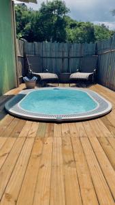una piccola piscina su una terrazza con pavimento in legno di Pousada Cheiro Verde Noronha a Fernando de Noronha