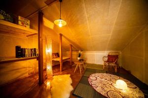 een kleine kamer met een kamer met een tafel en een tapijt bij Yokkaichi - House - Vacation STAY 14171 in Yokkaichi